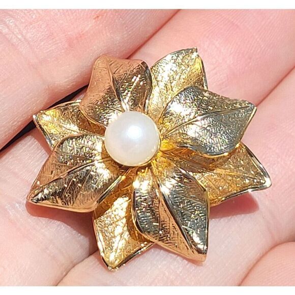 12K Gold Filled Pointsetta with a Pearl Vitnage 80s Brooch 1" - Picture 1 of 5